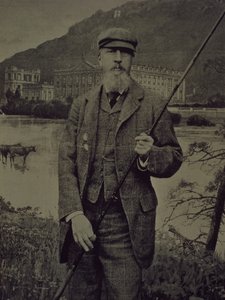 Studiový portrét 8. vévody z Devonshire v tvídech držící rybářský prut před tištěnou obrazovkou zobrazující Chatsworth od William M. Timlin