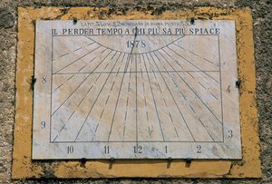 Sluneční hodiny, boční stěna kostela Maria Santissima Assunta, Palazzo Adriano, Sicílie, Itálie od Benjamin Baud