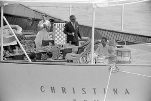 STAVITEL LODĚ ARISTOTELIS (aristote) ONASSIS A STÁTNÍK WINSTON CHURCHILL S MANŽELKOU NA JACHTĚ “” CHRISTINA “” V BENÁTKÁCH - 1960 od Unbekannt