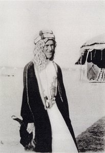 T. E. Lawrence v arabských šatech (č/b foto) od Unbekannt