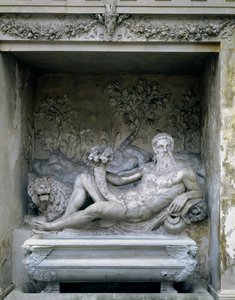 Nymphaeum, detail sochy říčního boha ve výklenku držící roh hojnosti, navržený Giacomo Vignola (1507-75) a Bartolomeo Ammannati (1511-92) 1551-55 (kámen) od Unbekannt