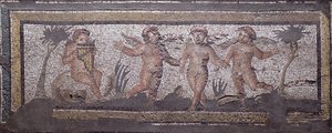 Tři tančící putti doprovázení jedním hrajícím na píšťalu, lemový detail z mozaikové dlažby zobrazující roční období a lovecké výjevy z Constantinian Villa v Daphne, Řím, kolem 325-330 našeho letopočtu (mozaika z mramoru, vápence a skla) od Unbekannt