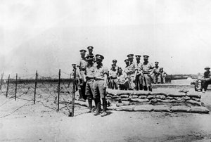 Tientsin (Tianjin), Čína, listopad 1924: Britští vojáci na postu mimo mezinárodní koncese před dobytím města jednotkami čínského válečného lorda Feng Yuxiang (Feng Yu-hsiang, Feng Yu hsiang) - Tientsin (Tianjin) , Čína, listopad od William M. Timlin