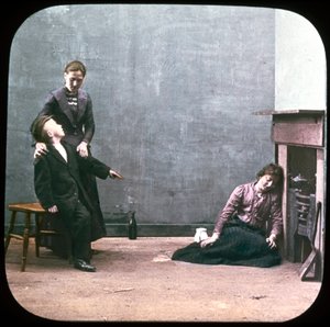 Dvě ženy a chlapec před krbem, c 1895 od Unbekannt
