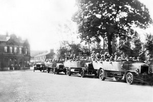Spojené království: Linie Charabanců v centru města. Poynton, Cheshire, kolem roku 1925 od Unbekannt