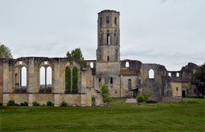 Pohled na La Sauve Maggiore, opatství La Sauve-Maggiore v Gironde. 11. století. od Unbekannter Künstler