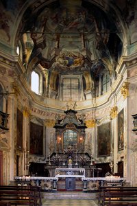 Pohled na oltář a fresky od Lorenza Peracina (1710-1788), svatyně Madonna del Sasso, Piemont, Itálie od Benjamin Baud