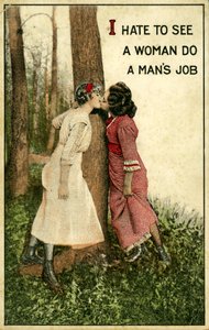 Vintage pohlednice zobrazující dvě líbající se ženy, „Nesnáším, když vidím ženu dělat mužskou práci“ 1914 (litho)