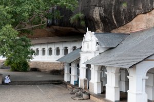 Bílá budova pod skalní stěnou; jeskynní chrám; Zlatý chrám; Dambulla; Srí Lanka; Asie od Unbekannt
