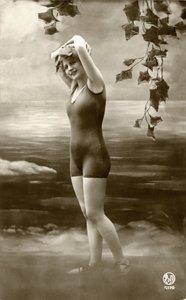 Frau in Badeanzügen, ca. frühe 1900er (Postkarte)