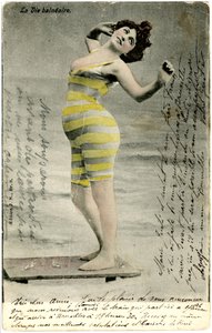 Žena v plavkách, c. začátek 1900 (pohlednice)