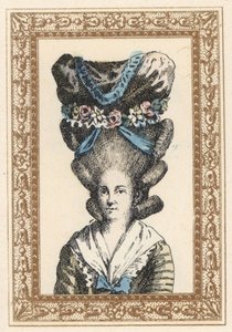 Žena v čepci Gabrielle Vergy, převázaném stuhami a květinovými girlandami. Klobouk a la Gabrielle Vergy, inspirovaný tragédií Dormonta De Belloyda z roku 1777. Ručně kolorovaná litografie de Laubadere z knihy Octave Uzane