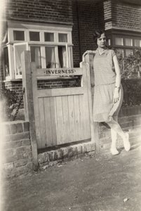 Žena mimo Inverness B&B, Broadstairs, Kent, c 20. léta od Unbekannt