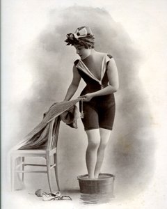 Mladá žena v plavkách (z Belle Epoque) při koupeli nohou, kolem roku 1900 (černobílá fotografie) od Unbekannter Künstler