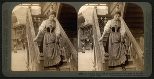 Stereoskopická karta zobrazující mladou Švýcarku v tradičním kroji, cca 1900 (sépiová fotografie) (viz také 473238) od Underwood and Underwood