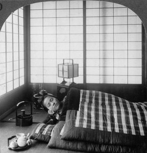 Gejša spící v čajovně, Hikone, Japonsko, 1904.