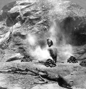 Poustevník provádějící pokání u jezera Gem Lake, Mount Abu, Indie, 1903. od Underwood and Underwood