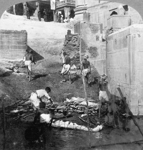 Koupání a spalování mrtvých hinduistů, Benares Varanasi, Indie 1903. od Underwood and Underwood