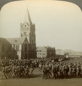 Britští vojáci zkontrolovali Lord Roberts, Public Square, Pretoria, Jižní Afrika, Búrská válka, 1900. od Underwood and Underwood