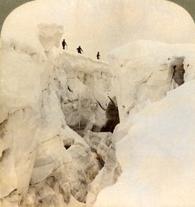 Sestup z Mt. Blanc – obrovské trhliny poblíž vrcholu, Alpy, 1901. od Underwood and Underwood