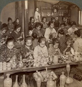 Továrna na zdobení levné keramiky pro zahraniční trhy, Kyoto, Japonsko, 1904 od Underwood and Underwood