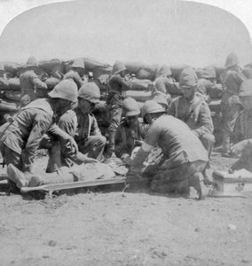 První pomoc zraněnému střelci, bitva Honey Nest Kloof, Búrská válka, Jižní Afrika, únor 1900. od Underwood and Underwood