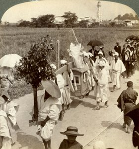 Smuteční průvod bohatého buddhisty, na cestě do Sakai, při pohledu na Ósaku, Japonsko, 1904. od Underwood and Underwood