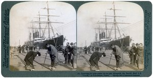 Pozdrav pro nováčky na molu vedle Pacific Mail SS Čína, Yokohama, Japonsko, 1904. od Underwood and Underwood
