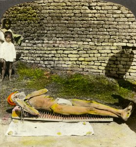 Hinduistický oddaný na hřebíkovém lůžku poblíž svatyně Kali, Kalkata, Indie, počátek 20. století od Underwood and Underwood
