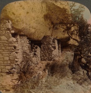Domovy zmizelé rasy – Cliff Dwellings ve Walnut Canyon, Arizona, 1903. Umělci: Elmer Underwood, Bert Elias Underwood. od Underwood and Underwood