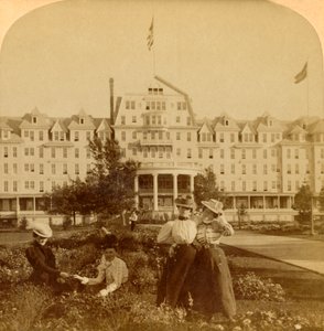V krásném areálu hotelu Frontenac, Round Island, Thousand Islands, 1900. od Underwood and Underwood