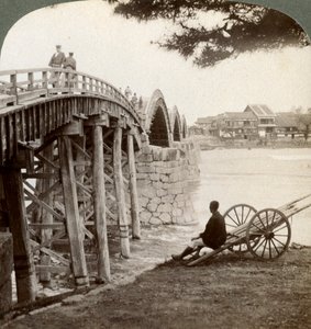 Most Kintai přes řeku Nishiki v Iwakuni, při pohledu na sever, Japonsko, 1904. od Underwood and Underwood
