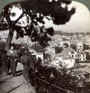 Při pohledu na jihovýchod z borovicí korunovaných výšin Suwa-yama nad Kobe, Japonsko, 1904 od Underwood and Underwood