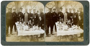 Oběd s generálem Nogim v japonském velitelství, Port Arthur, Manchuria, 1904. od Underwood and Underwood