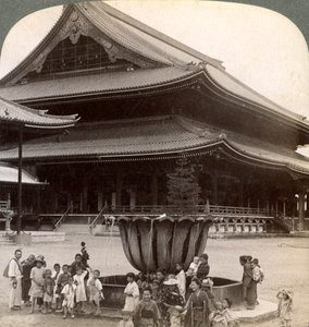 Hlavní průčelí Higashi Hongan-ji, největšího buddhistického chrámu v Japonsku, Kjóto, 1904. od Underwood and Underwood
