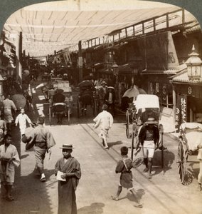 Letní provoz pod markýzami Shijo Bashidori, rušná tepna Kjóta, Japonsko, 1904