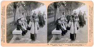 Misijní děti s jednou malou americkou holčičkou, Kanton, Čína, 1900 od Underwood and Underwood