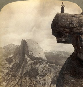 S výhledem na největší přírodní scenérii – z Glacier Point N.E. Yosemitské údolí, Kalifornie, 1902. od Underwood and Underwood