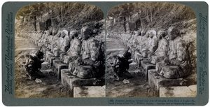 Rolník se modlí před řadou soch boha světla, řeka Daiya, Nikko, Japonsko, 1904. od Underwood and Underwood