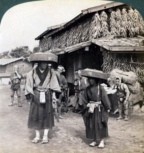 Poutní žebráci bijící do malých gongů poblíž jezera Kawaguchi, Japonsko, 1904 od Underwood and Underwood