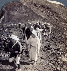 Poutníci na konci svého výstupu na horu Fuji Fujiyama, Japonsko, 1904. od Underwood and Underwood