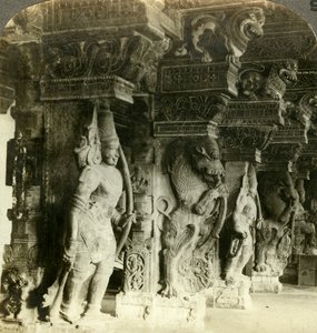 Pilíře hinduistického chrámu, Madurai, Indie, c1900. od Underwood and Underwood