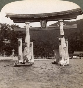 Posvátná brána torii stoupající z moře, svatyně Icukušima, ostrov Miyajima, Japonsko, 1904 od Underwood and Underwood