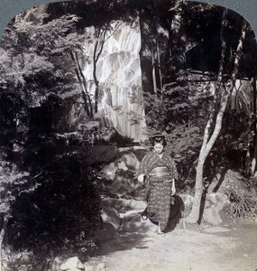 Šplouchající vody vodopádu v Yumoto, Japonsko, 1904. od Underwood and Underwood
