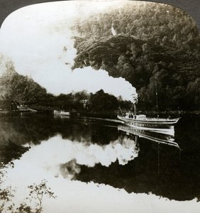 Parní jachta na Loch Katrine, Skotsko. od Underwood and Underwood