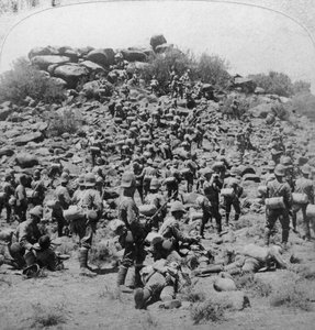 Útok na Búrské kopje Suffolky v Colesberg, Jižní Afrika, Búrská válka, 1900. od Underwood and Underwood