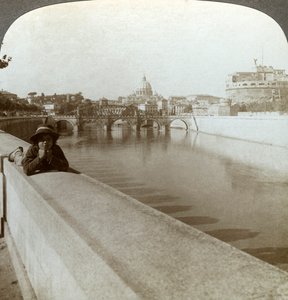 Řeka Tibera, Castel Sant Angelo a Bazilika svatého Petra, Řím, Itálie. od Underwood and Underwood