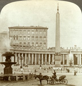 Vatikánský palác z náměstí St Peters, Řím, Itálie. od Underwood and Underwood
