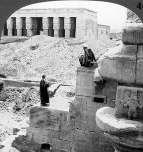 Krásný chrám Hathor v Denderah, Egypt, 1905. od Underwood and Underwood