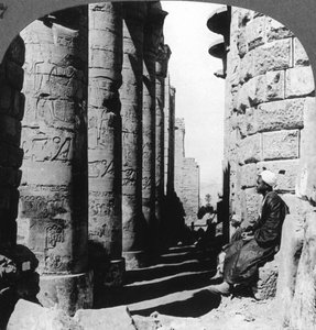 Slavná kolonáda ve velkém chrámu v Karnaku, Théby, Egypt, 1905. od Underwood and Underwood